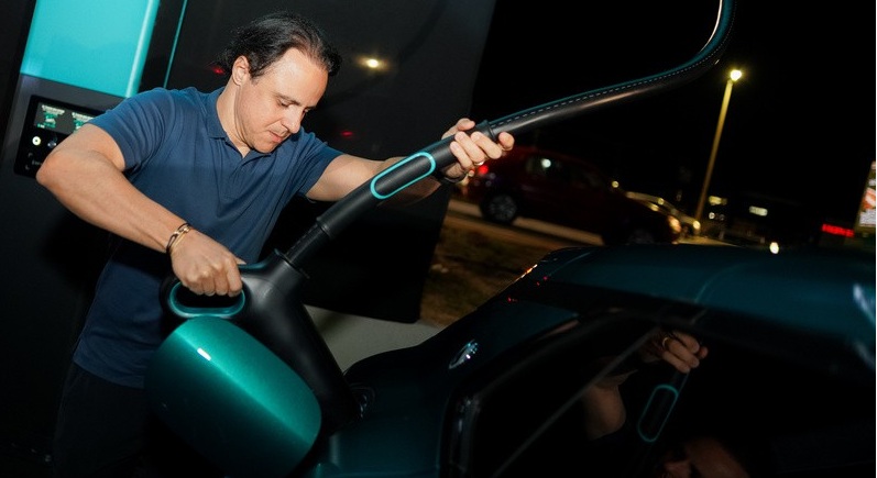Denza inicia operação do Flash Charging no Brasil, com carregador de 1.500 kW e plano de mil equipamentos até 2027.