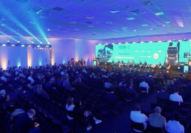 Fenatran 2026 esgota espaços e reúne 13 montadoras. Evento será realizado de 9 a 13 de novembro, em São Paulo, com mais de 700 marcas e programação sobre tecnologia e transporte de cargas